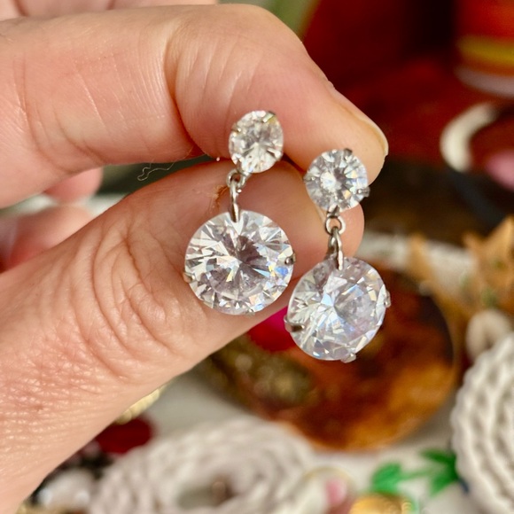 Estate sale vintage Crystal Drop Dangle Earrings - Clear Silver Tone - Picture 3 of 3
